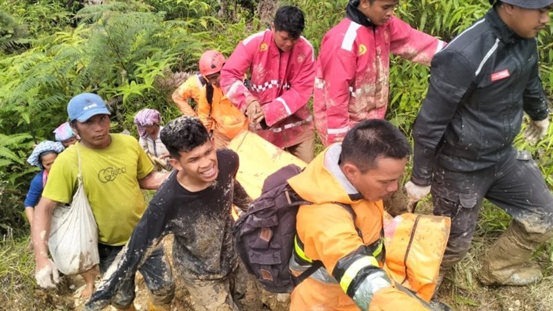 Endonezya’da bilanço ağırlaşıyor: Afetlerde ölenlerin sayısı 248’e yükseldi