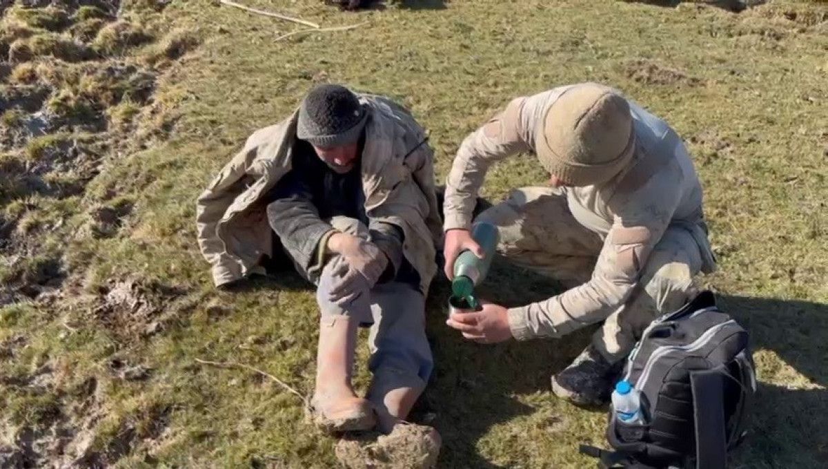 Erzurum’da kayıp çobanı Mehmetçik sırtında taşıdı