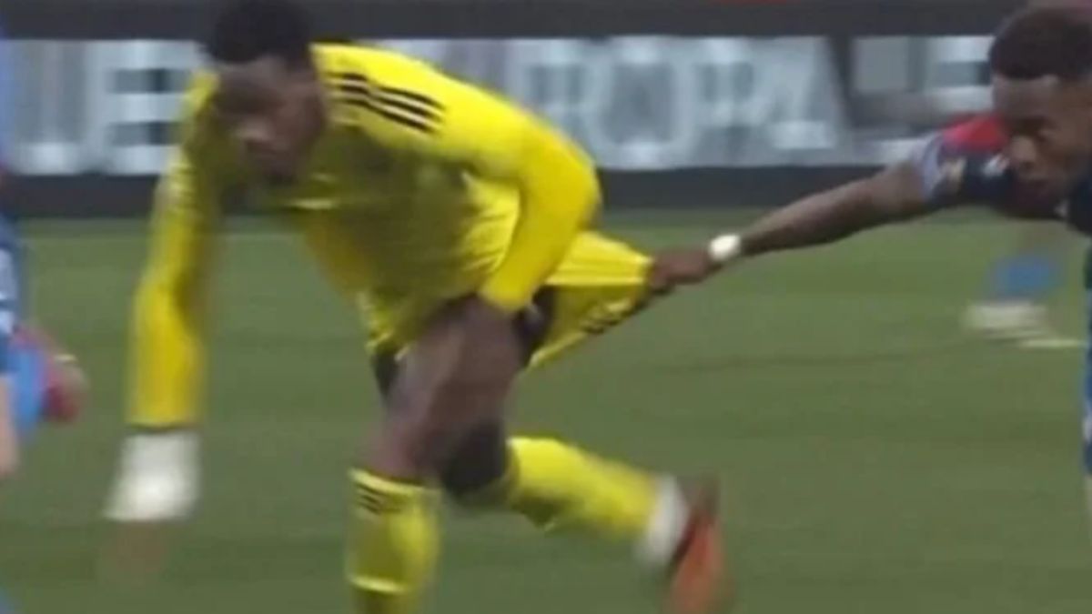 Fenerbahçe’nin penaltı beklediği an! Hakem izleyip vermedi