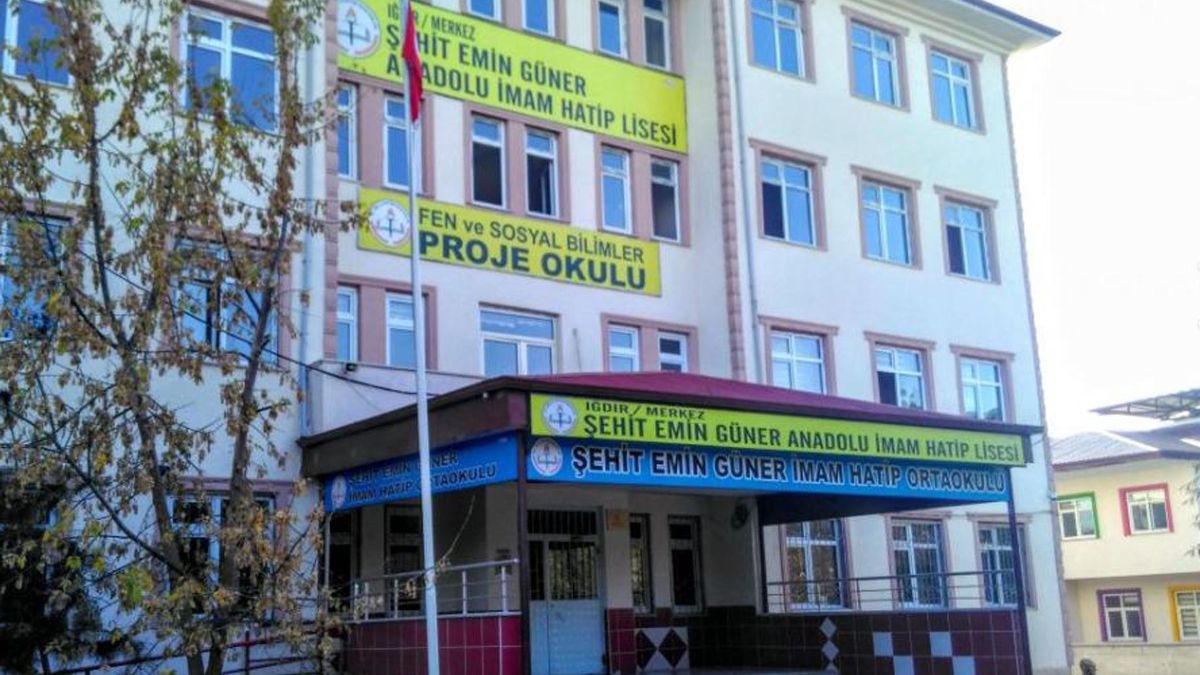 Iğdır’da liselilerin kavgası kanlı bitti: 2 yerinden bıçaklandı