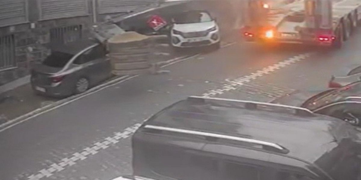 İstanbul Esenyurt’ta iş makinesinin üzerine devrildiği araçlar hasar aldı