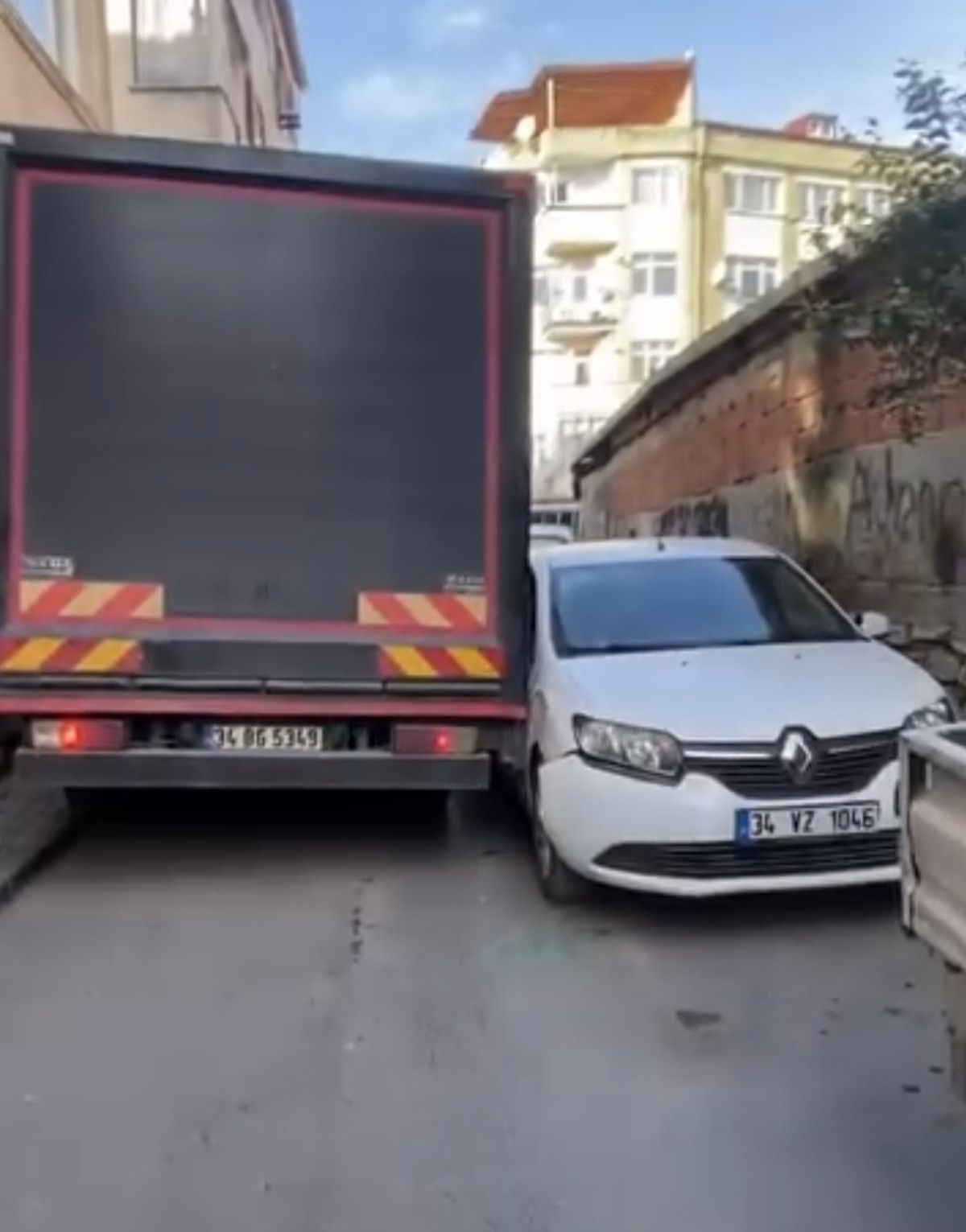 İstanbul Fatih’te araçlara çarpan kamyon yoluna devam etti