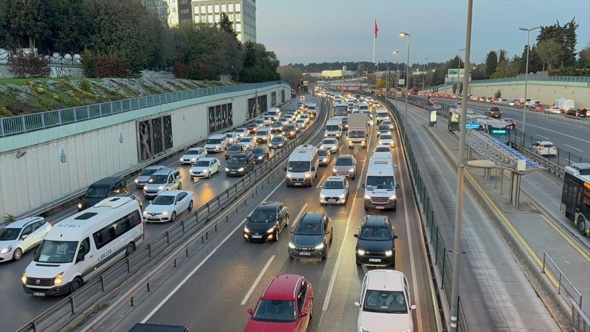 İstanbul’da akşam saatlerinde trafik yoğunluğu yüzde 89’a kadar çıktı