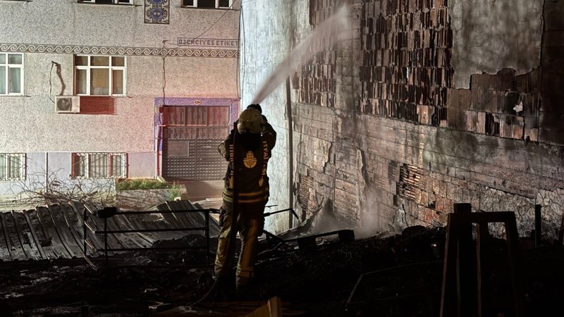 İstanbul’da geri dönüşüm atık tesisinde yangın çıktı