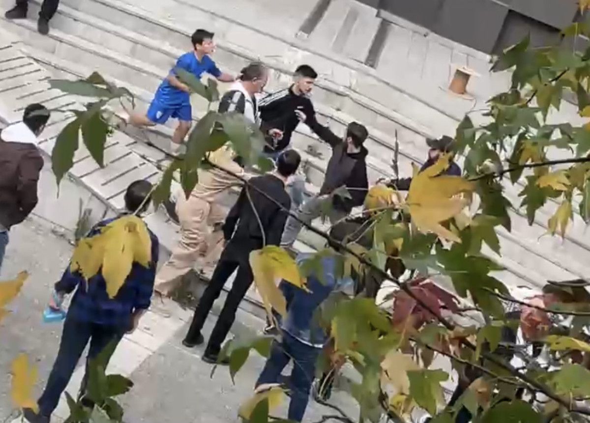 İstanbul’da kız kardeşini rahatsız eden 2 şahsı bıçakladı: Kavga anları kamerada