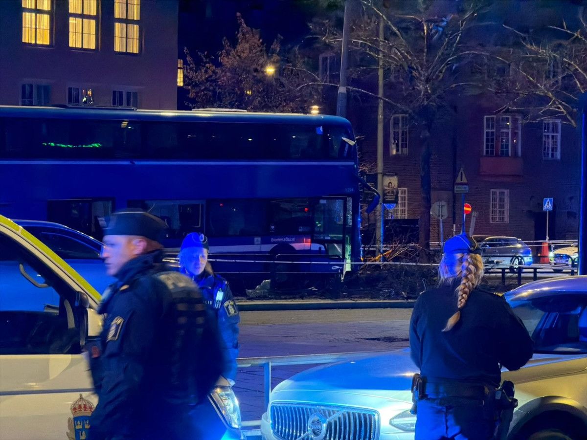 İsveç’te otobüs durağa daldı: Ölü ve yaralılar var