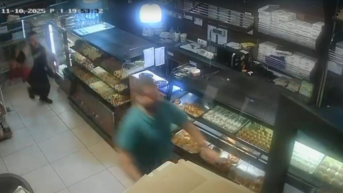 İzmir’de pastanede dehşet anları: Elinde bıçakla müşterilere saldırdı