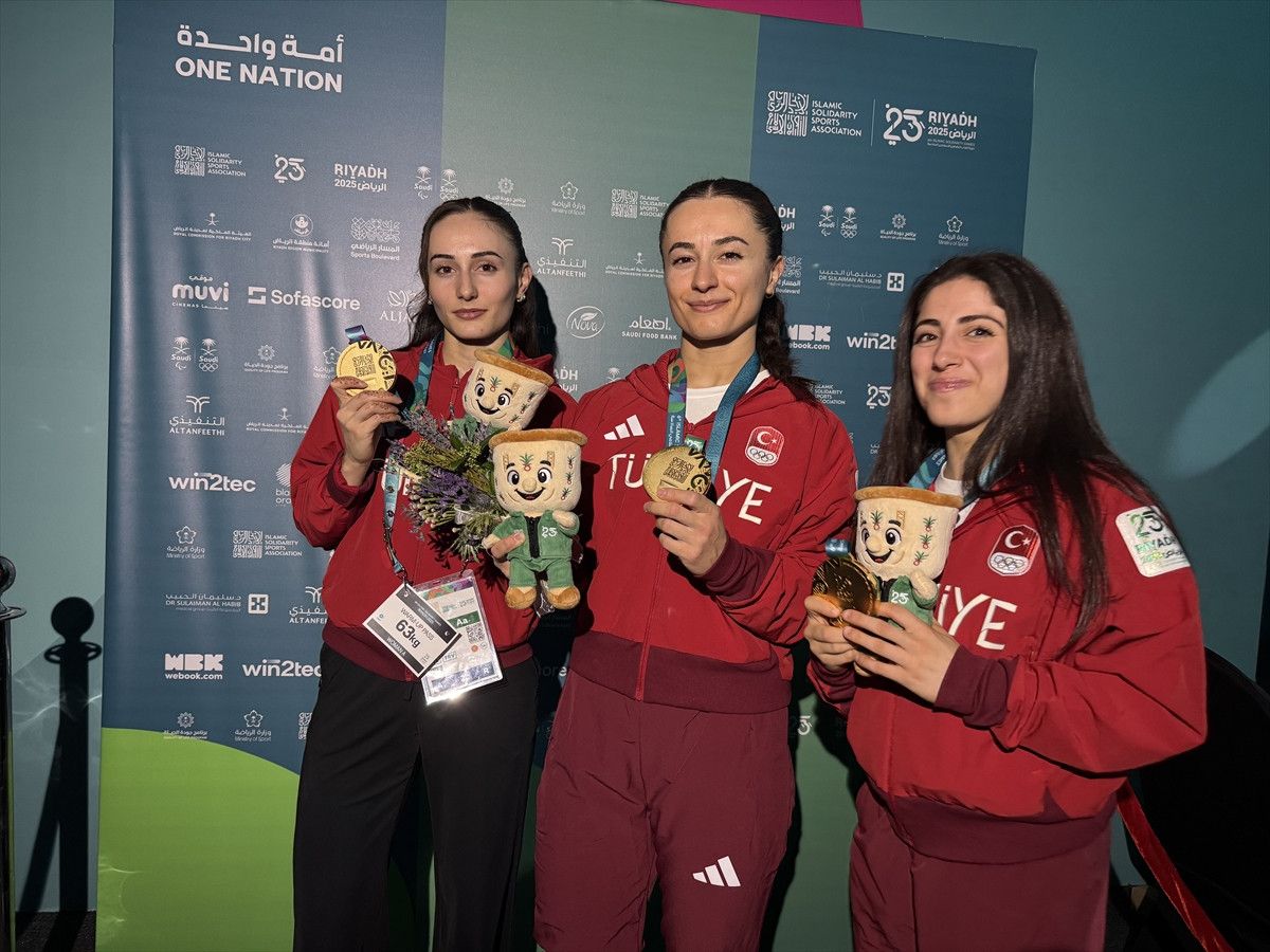 Kadın milli halterciler, 9 altın madalyayı Atatürk’e “armağan” etti