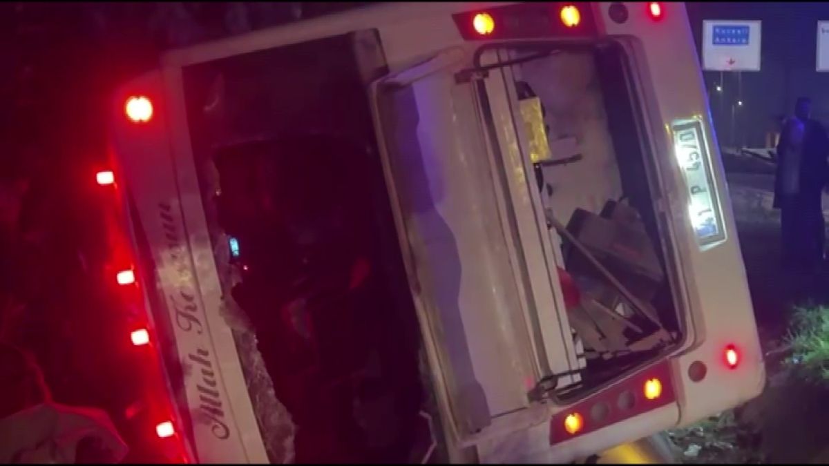 Kocaeli’de işçileri taşıyan servis devrildi: 8 yaralı