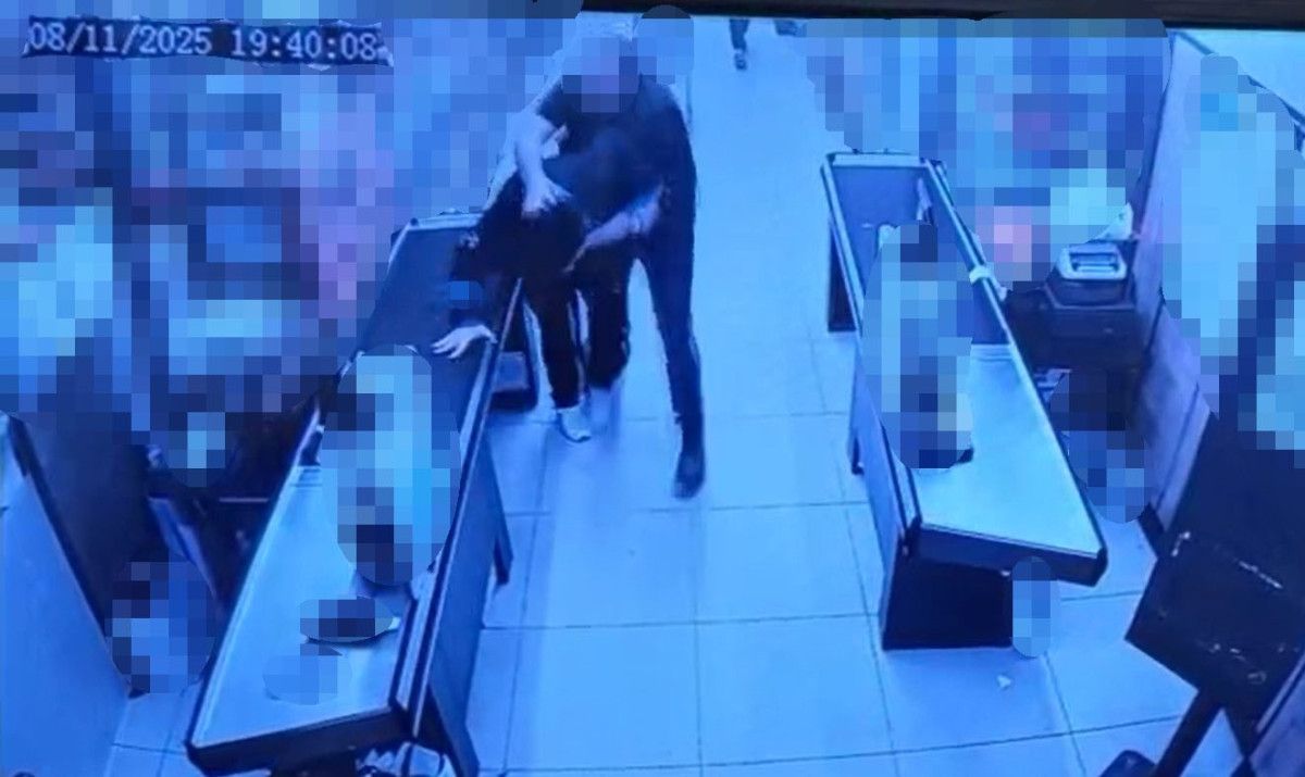 Kocaeli’de yere şeker döken çocuğu uyaran kasiyer öldüresiye darbedildi