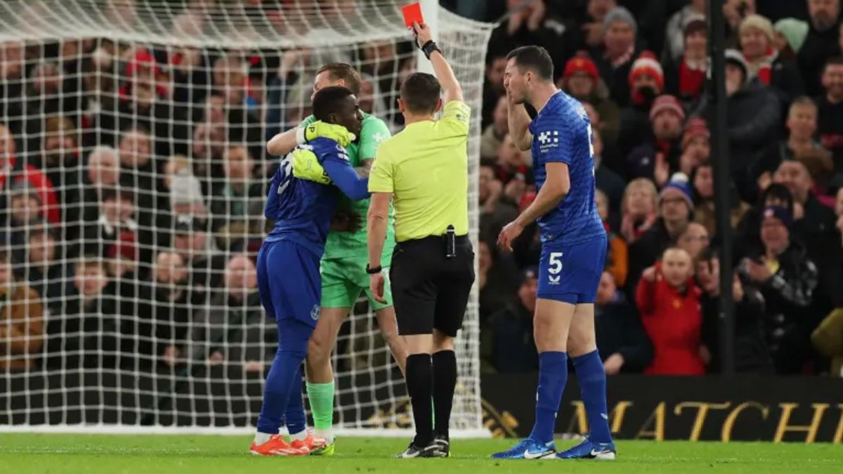 Manchester United–Everton maçında şok eden an: Gueye, takım arkadaşı Keane’e tokat attı