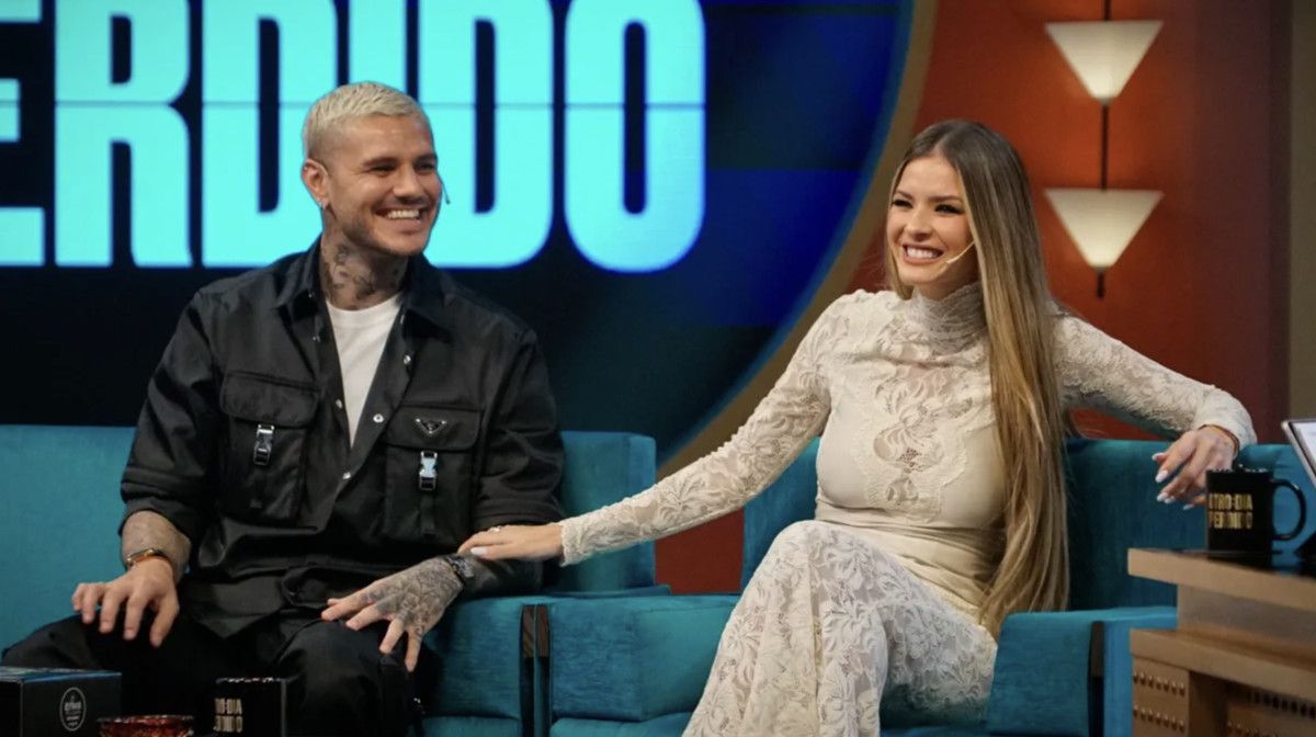 Mario Icardi, sunucuya Galatasaray forması hediye etti