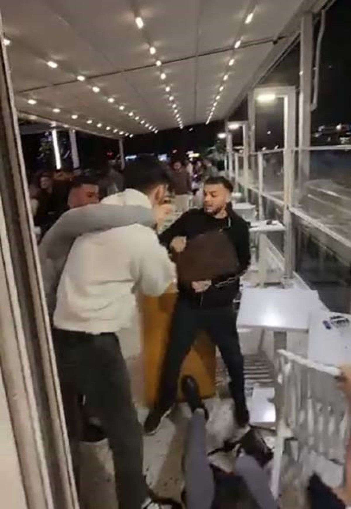 Mersin’de bir kafede ortalık karıştı: Gençler birbirine girdi