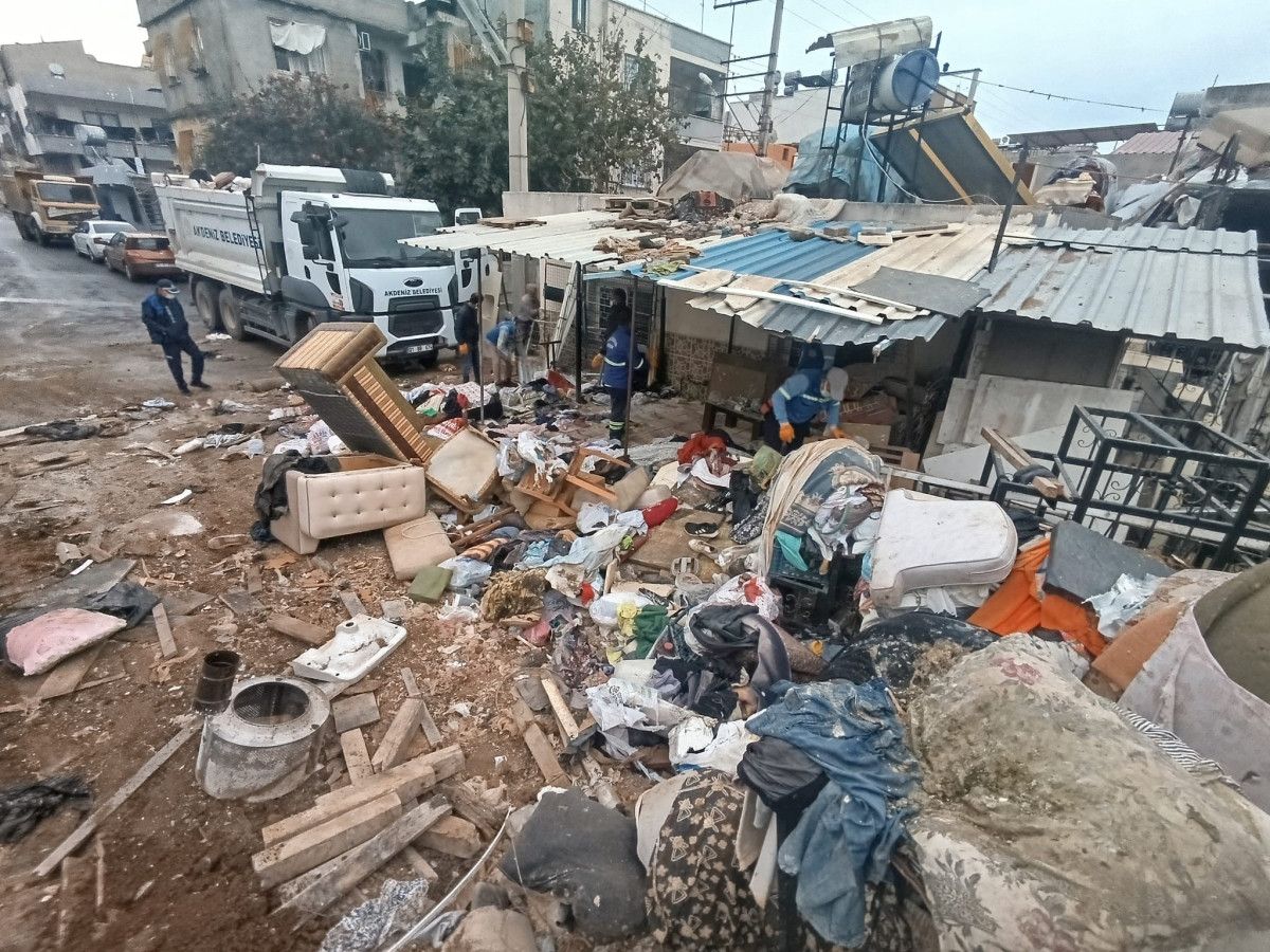 Mersin’de çöp evden 10 kamyon atık boşaltıldı