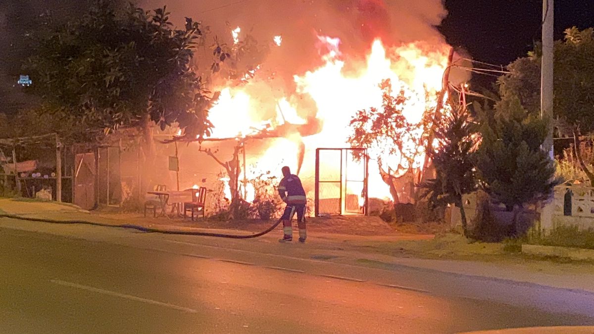 Mersin’de hobi bahçesindeki baraka alev alev yandı