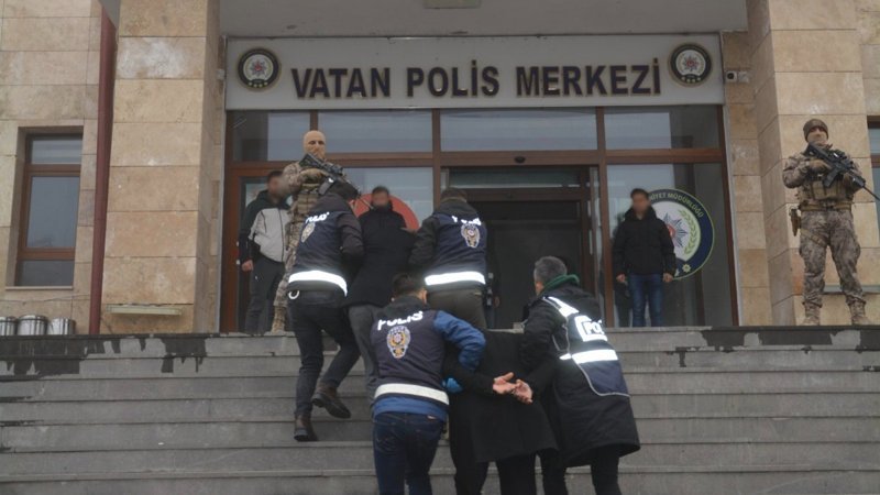 Muş’ta firari 2 şüpheli suç aleti silahla yakalanarak tutuklandı