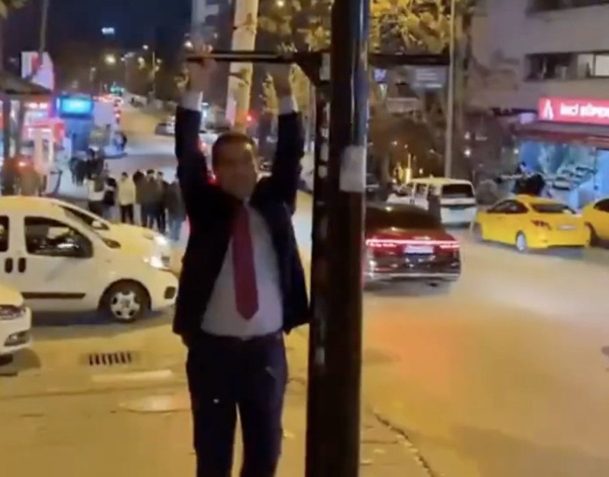 Mustafa Sarıgül, Ankara’daki viral olan Kızılay tabelasına asıldı