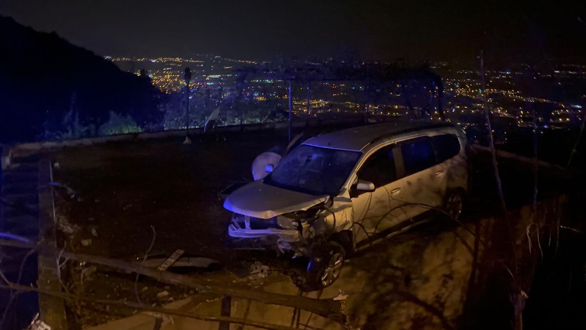Osmaniye’de araç, evin çatısına düştü: 4 yaralı
