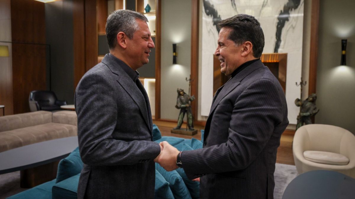 Özgür Özel, tahliye edilen Ahmet Özer ile buluştu