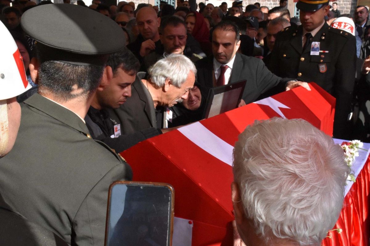 Şehit Emre Sayın son yolculuğuna uğurlandı: Babası tabutun başında gözyaşlarına boğuldu