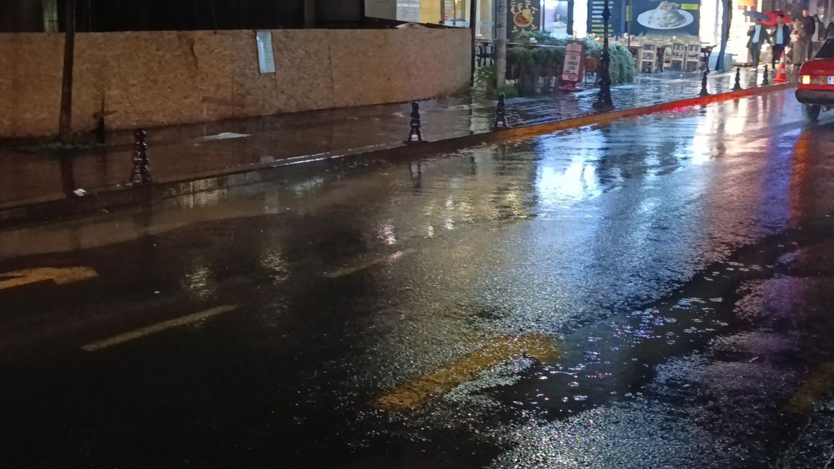 Tekirdağ’da etkili olan sağanak yağış vatandaşlara zor anlar yaşattı