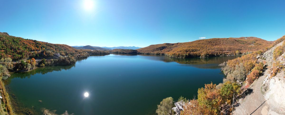 Tokat’ta bulunan Zinav Gölü sonbahar renkleriyle mest ediyor
