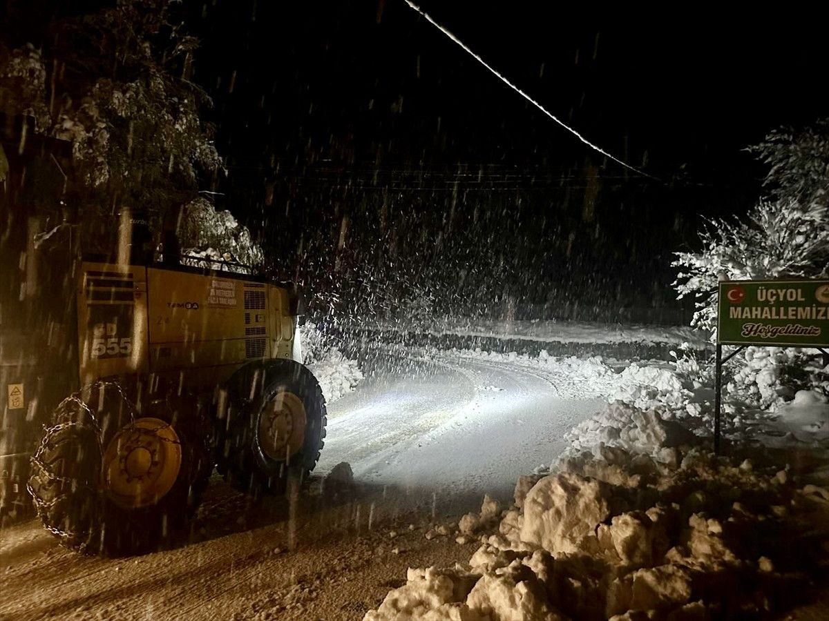 Yurtta yoğun kar alarmı: Otoyollar peş peşe kapandı