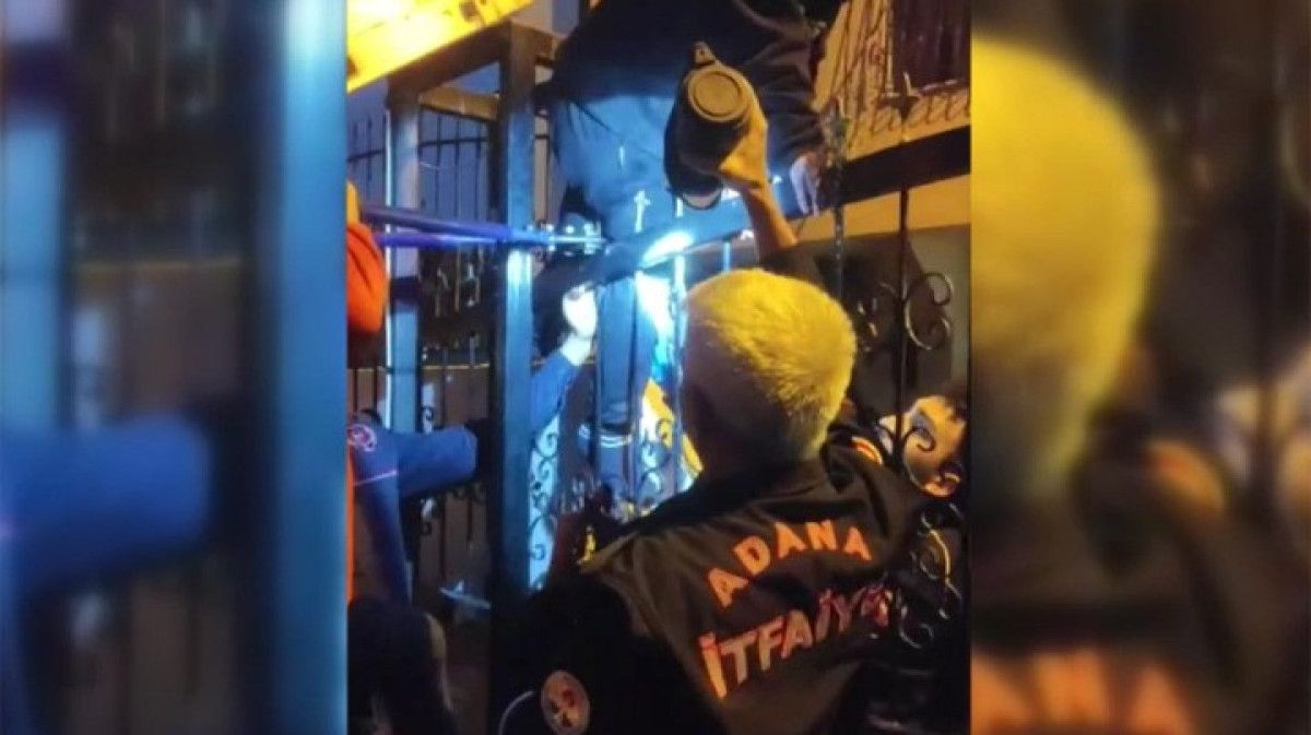 Adana’da çocuğun bacağı demir korkuluğa saplandı