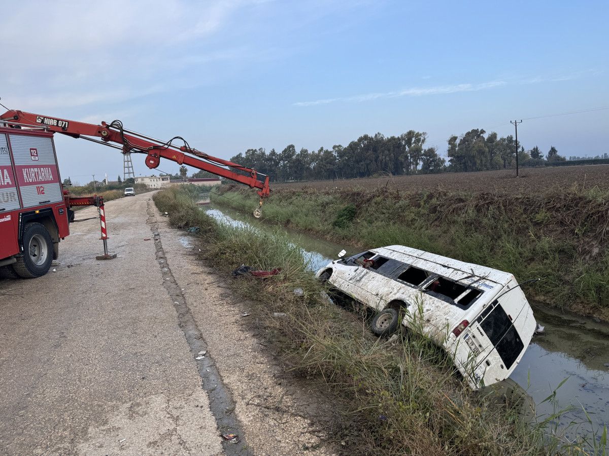 Adana’da tarım işçilerini taşıyan minibüs sulama kanalına devrildi
