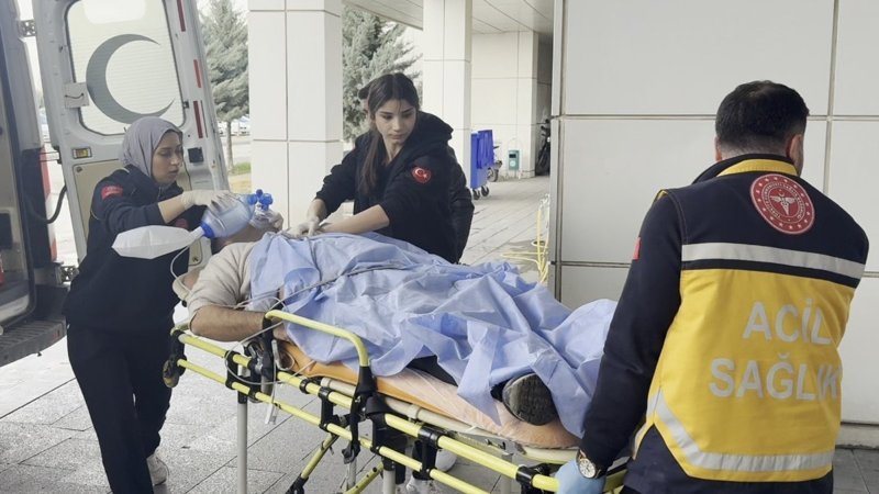 Aksaray’da kaza geçiren yakınının yanına gelen adam kalp krizi geçirdi