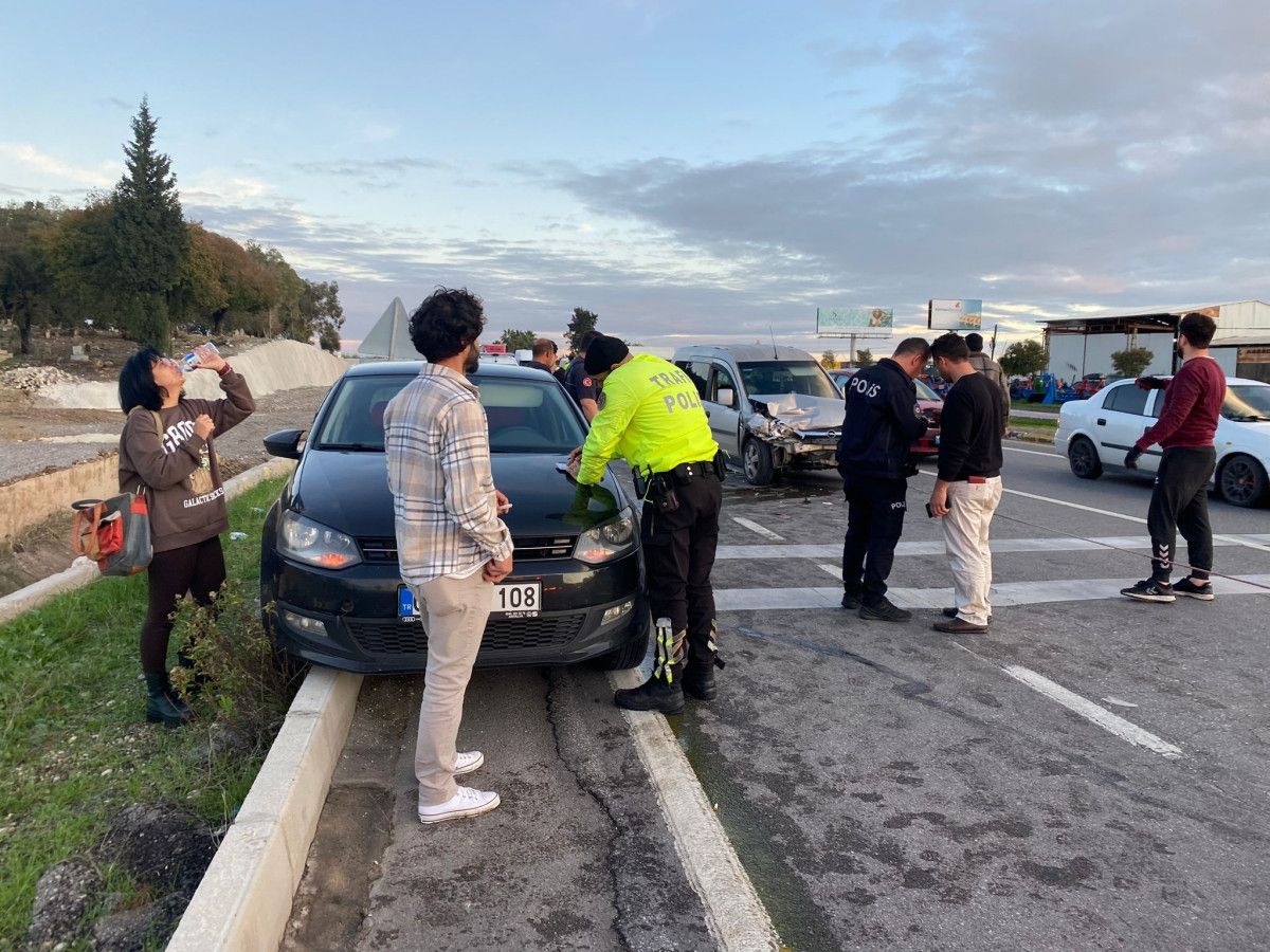 Antalya’da arızalanan park halindeki otomobile hafif ticari araç çarptı