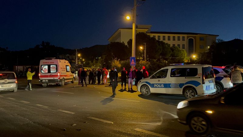 Antalya’da yolun karşısına geçen yaşlı adama kamyonet çarptı