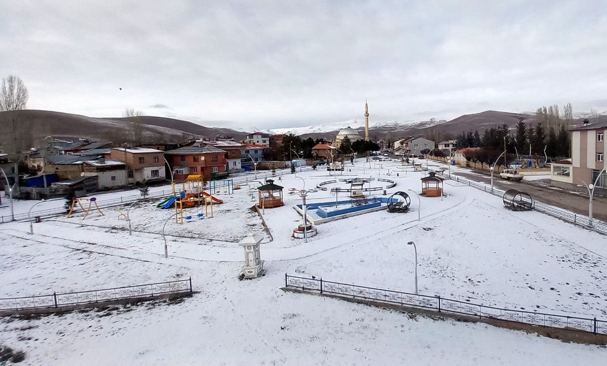 Bayburt’ta vatandaşlar güne kar yağışıyla uyandı
