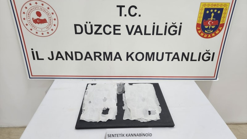 Düzce’de ayakkabısının tabanında uyuşturucu bulunan şüpheli gözaltına alındı