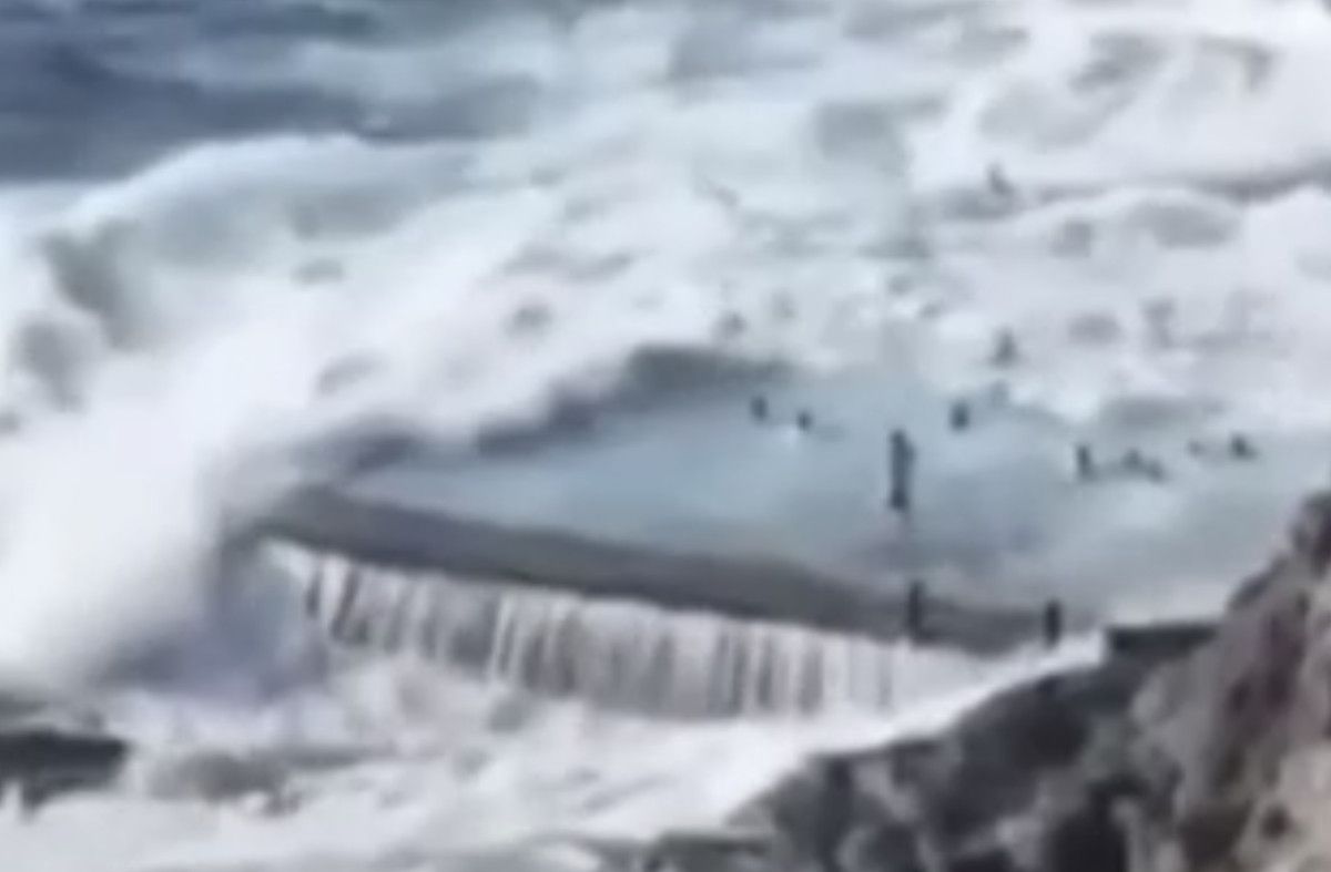 İspanya’da doğal havuza şiddetli dalga vurması sonucu 4 kişi hayatını kaybetti