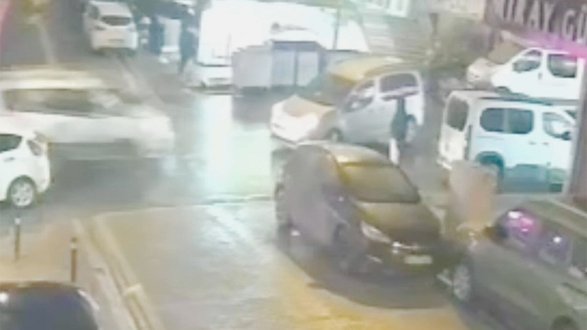 İstanbul Esenyurt’ta hafif ticari aracın çarptığı adam yaralandı