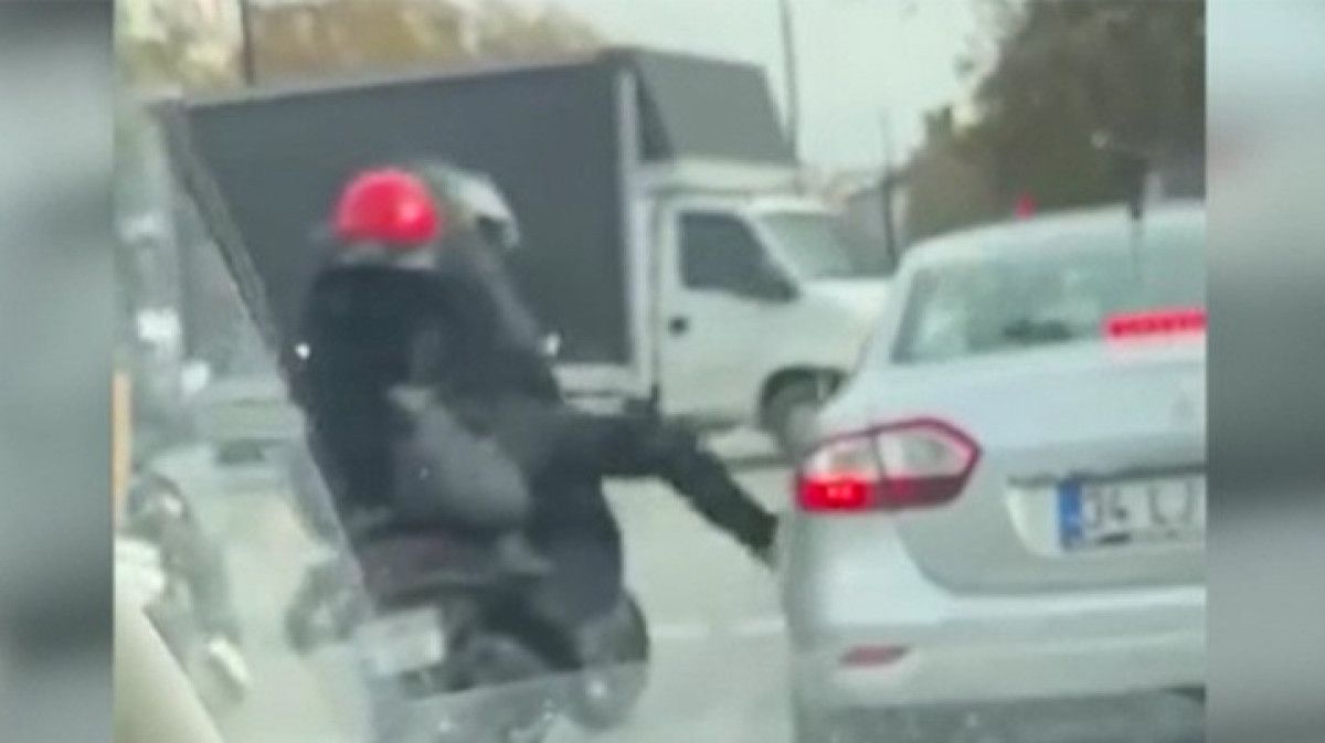 İstanbul Fatih’te motosiklet sürücüsünün tartıştığı kişinin otomobiline tekme attı