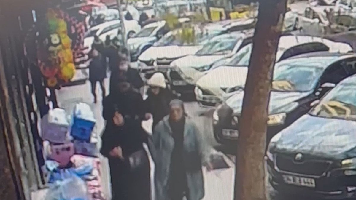 İstanbul Güngören’de yayalar çöken balkondan son anda kurtuldu