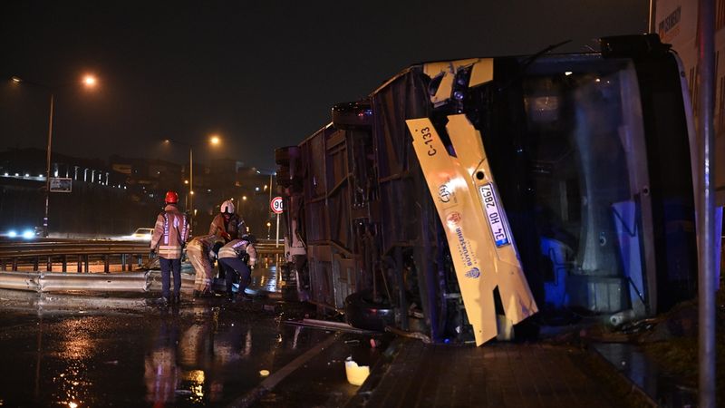İstanbul’da İETT’ye bağlı özel halk otobüsü devrildi