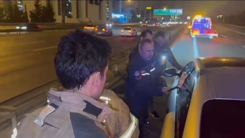 İstanbul’da otoyolda aracının içinde uyuyakaldı: İtfaiye camı kırarak uyandırdı