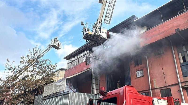 İstanbul’da plastik üretim imalathanesinde yangın: Müdahale sürüyor