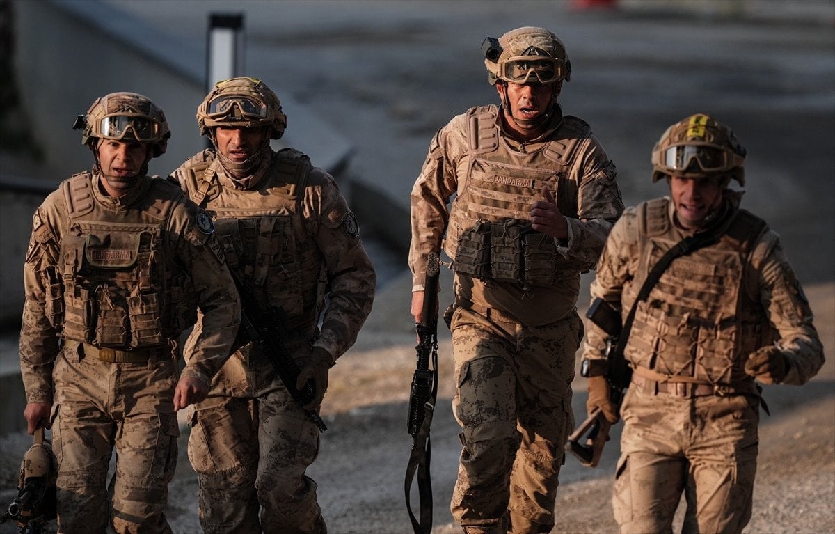 Jandarma komandolar, İzmir’de gerçekleştirilen ‘Savaşçı Yarışması’nda mücadele ediyor