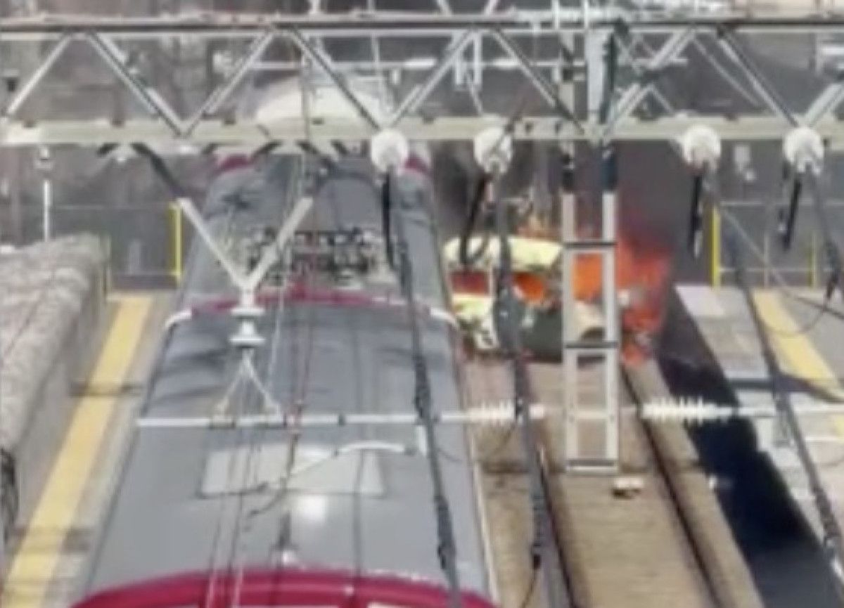 Japonya’da otomobil ile yolcu treni çarpıştı: 100 yolcu tahliye edildi