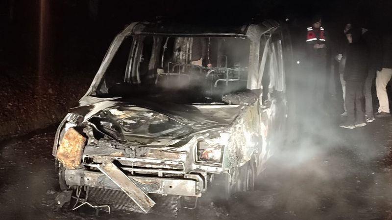 Karabük’te hafif ticari araç alev topuna döndü