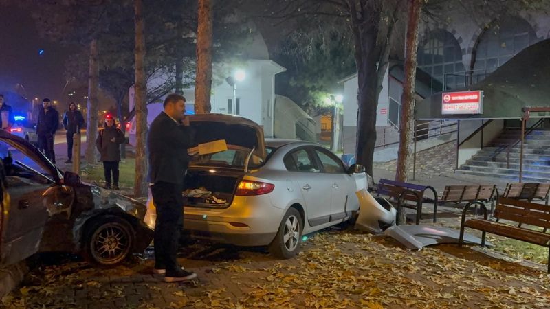 Kayseri’de kaza yapan otomobiller cami bahçesine girdi
