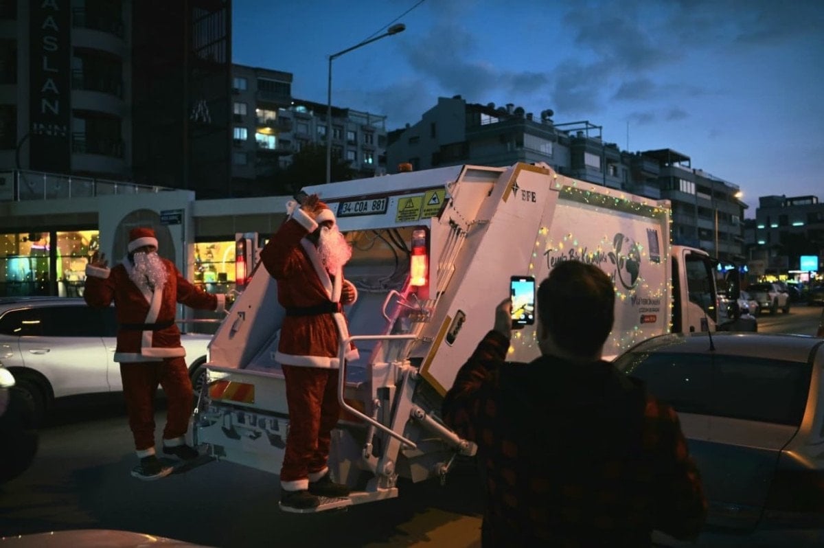 Kuşadası Belediyesi, çöp toplayıcılara Noel Baba kostümü giydirdi
