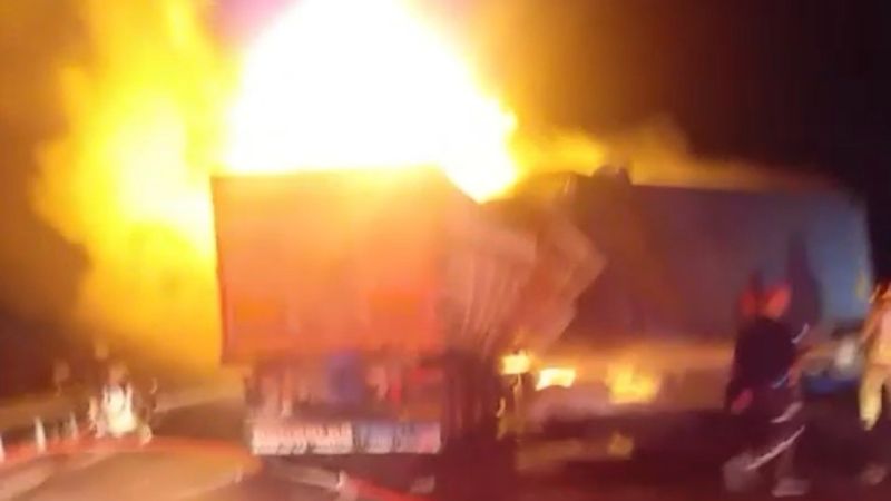 Manisa’da kaza yapan tırlar alev aldı