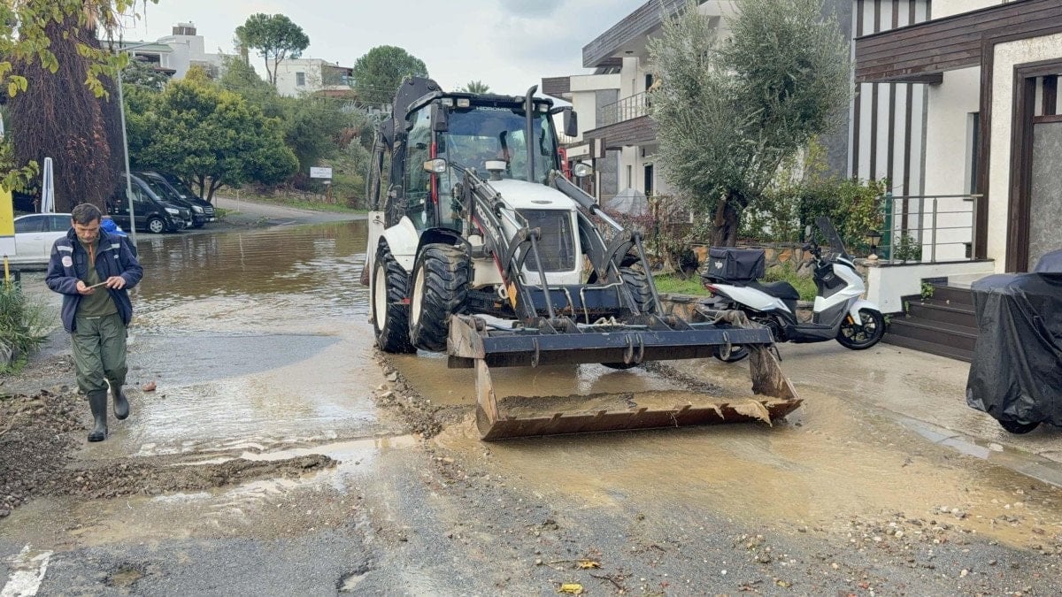 Muğla’da sağanak: Evin istinat duvarı çöktü, yollar göle döndü
