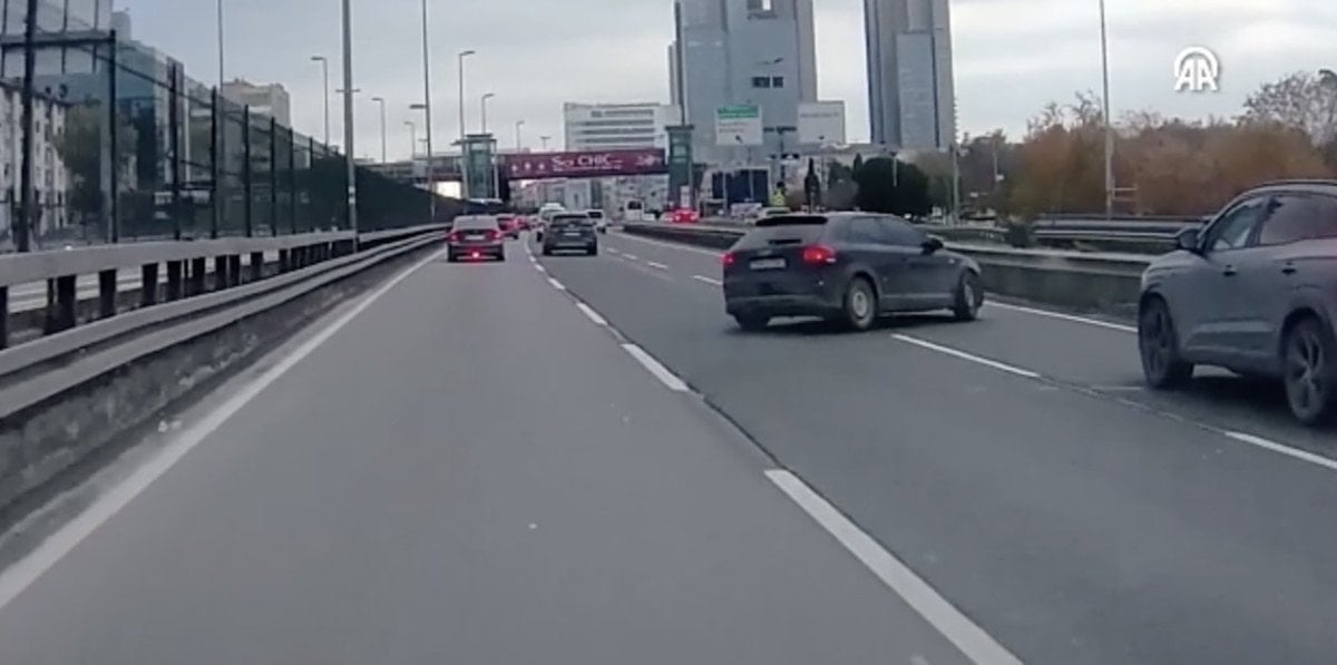Şişli’de otomobilin bariyerlere çarpıp, motorunun alev alması kameraya yansıdı
