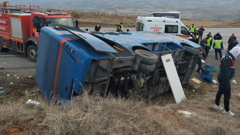 Sivas’ta cezaevi nakil aracı devrildi: 9 yaralı